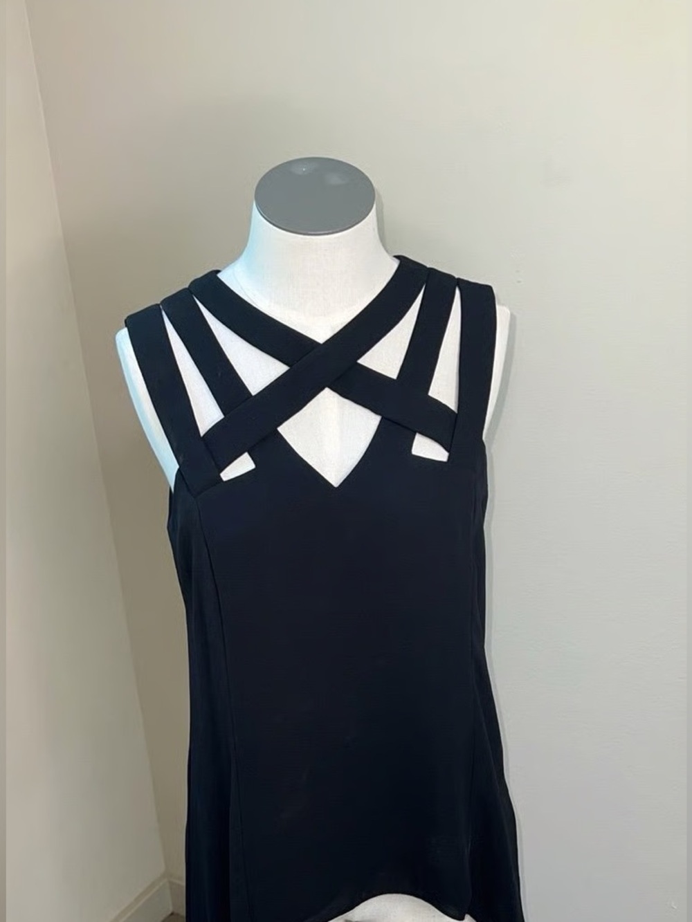 BCBGMaxAzria Black Strappy V-Neck Camisole women’s size xxs